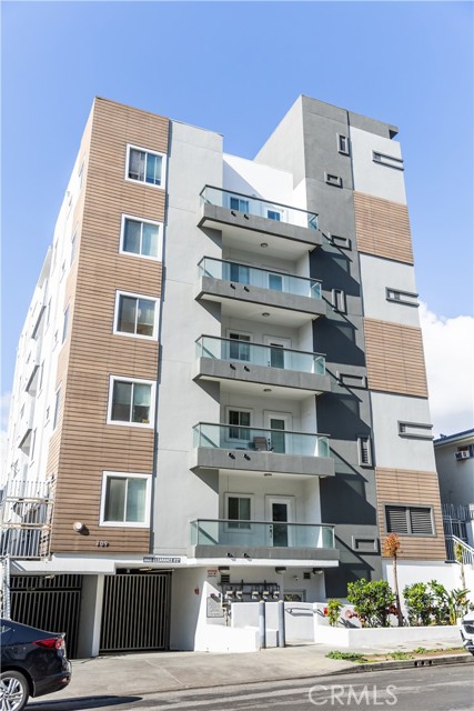 Detail Gallery Image 1 of 14 For 709 S Manhattan Pl #401,  Los Angeles,  CA 90005 - 3 Beds | 2/1 Baths