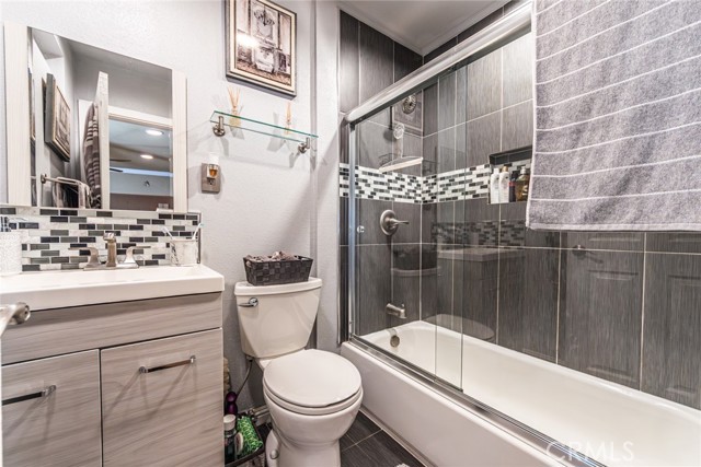 2525 S Cochran Avenue, Los Angeles CA: https://media.crmls.org/medias/950bcf02-32ea-41c1-892a-9555b1438262.jpg