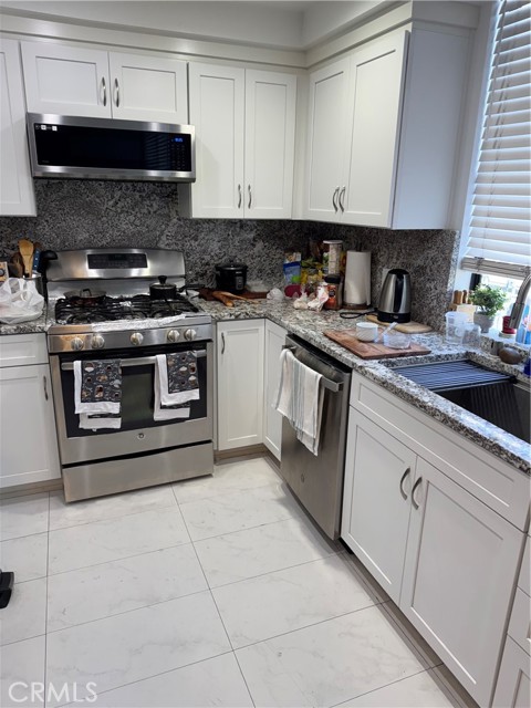 Detail Gallery Image 8 of 25 For 21720 Hart St #9,  Canoga Park,  CA 91303 - 2 Beds | 2 Baths
