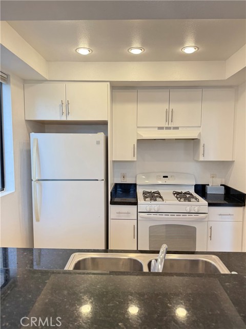 Detail Gallery Image 9 of 23 For 7826 Topanga Canyon, Canoga Park,  CA 91304 - 2 Beds | 2 Baths