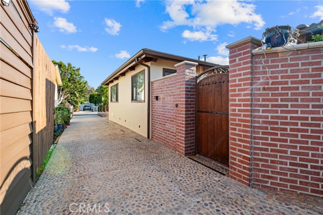 513 E Hillsdale Street, Inglewood CA: https://media.crmls.org/medias/95167147-e4c3-45ba-b6bf-b0c0b28f4c21.jpg