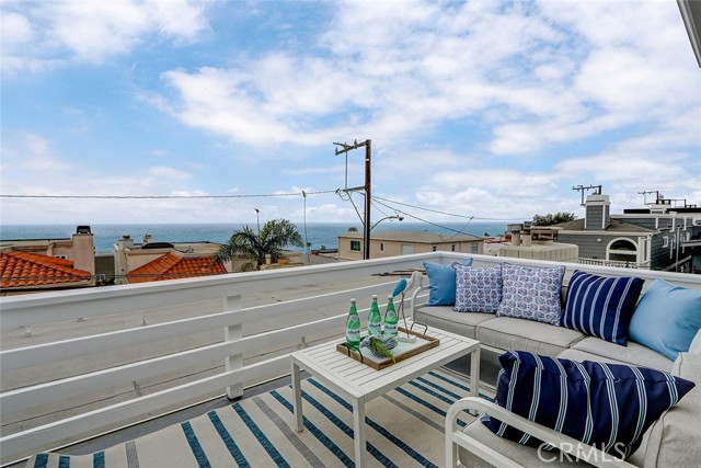 Detail Gallery Image 4 of 32 For 320 31 St, Manhattan Beach,  CA 90266 - 3 Beds | 2/1 Baths