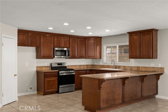 Detail Gallery Image 11 of 46 For 12680 Pinehurst Trl, Victorville,  CA 92395 - 3 Beds | 2 Baths