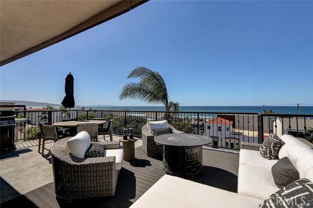 Detail Gallery Image 2 of 32 For 800 Manhattan, Manhattan Beach,  CA 90266 - 2 Beds | 2 Baths