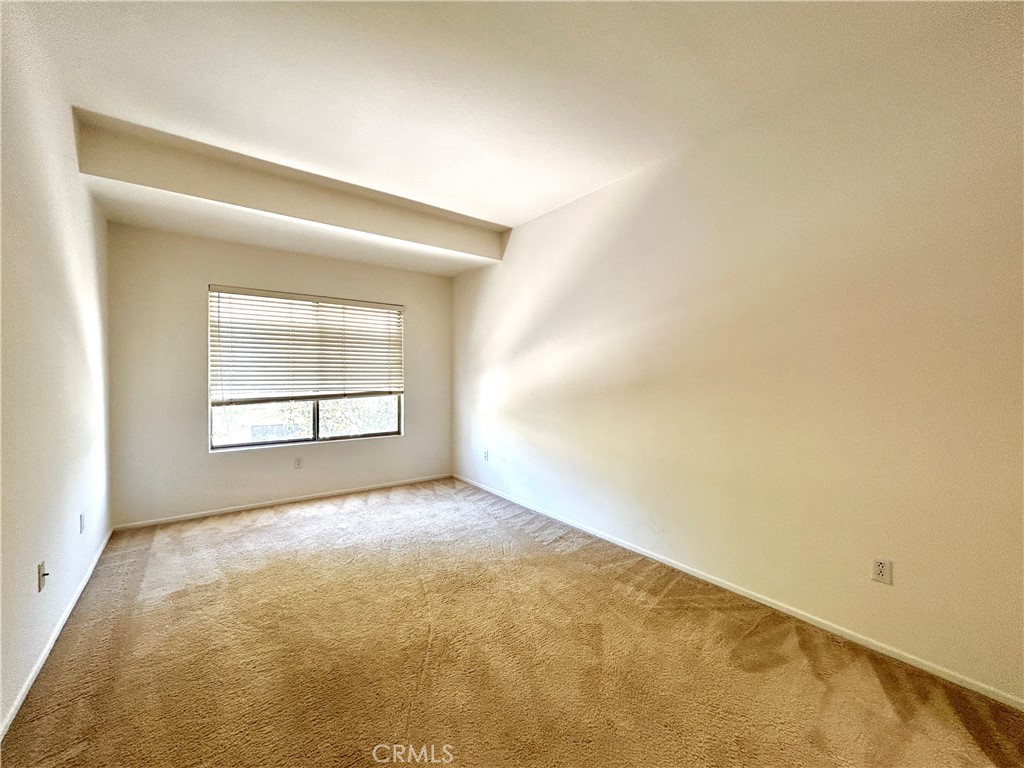 https://media.crmls.org/medias/9524799c-964f-4bad-8dd8-dd0e002f6733.jpg?preset=X-Large