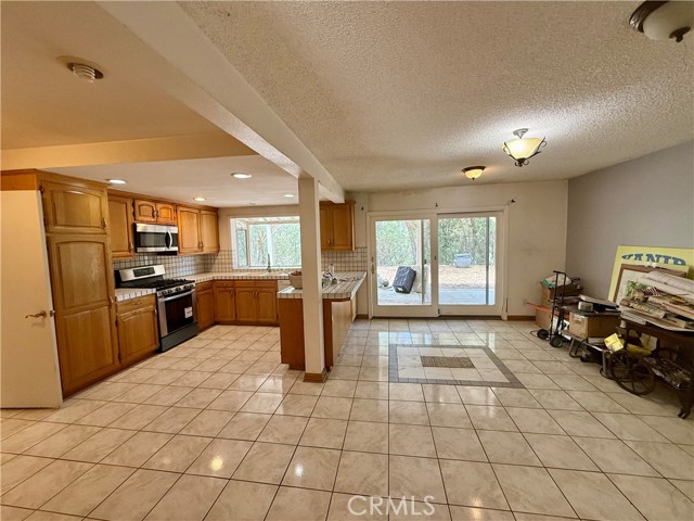 Detail Gallery Image 4 of 28 For 6618 Smoke Tree Ave, Oak Park,  CA 91377 - 4 Beds | 3 Baths