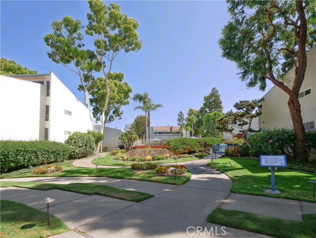 Plenty of room to walk around... this complex has lots of walkways! Plenty of room to walk around... this complex has lots of walkways!