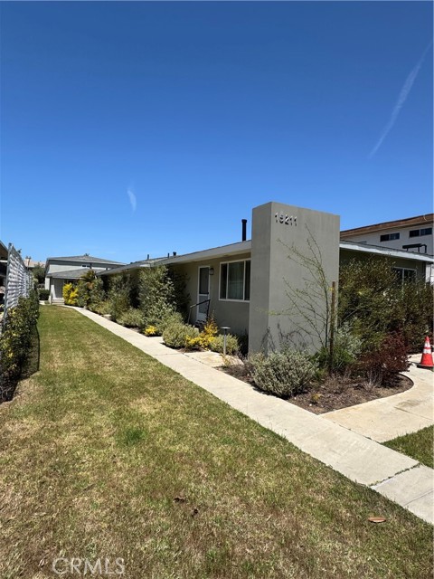 15211 S Raymond Avenue, Gardena CA: https://media.crmls.org/medias/952b49de-d424-4e23-8018-6bcfe7a5f21d.jpg