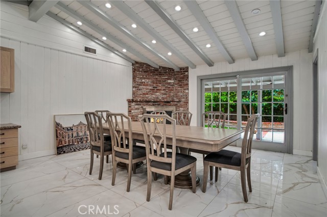 Detail Gallery Image 12 of 39 For 19710 Henshaw St, Woodland Hills,  CA 91364 - 4 Beds | 4 Baths