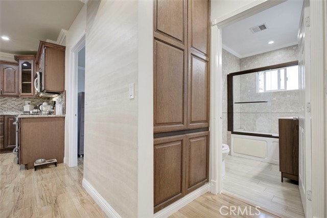 Detail Gallery Image 17 of 33 For 10624 Mcclemont Ave, Tujunga,  CA 91042 - 3 Beds | 3 Baths