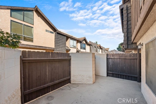 Detail Gallery Image 6 of 34 For 5461 Newcastle Ave #8,  Encino,  CA 91316 - 2 Beds | 2/1 Baths