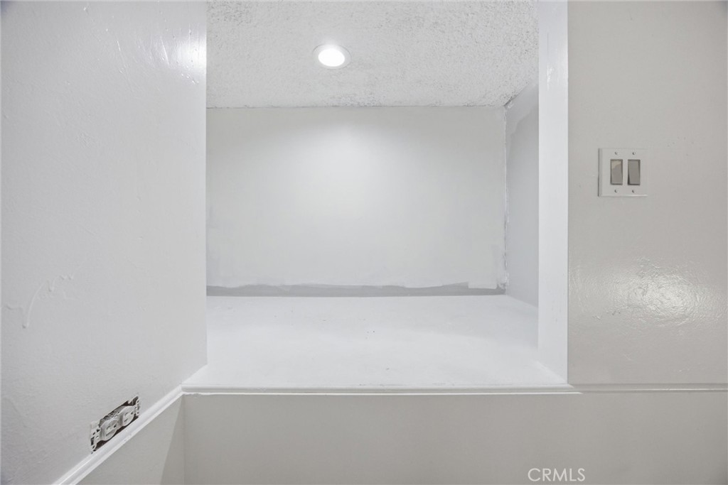https://media.crmls.org/medias/95348c12-6840-4779-bc54-ea943d56a1e0.jpg?preset=X-Large