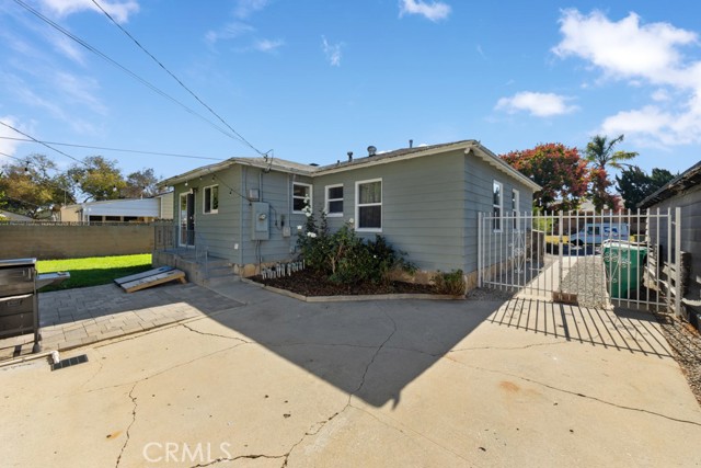 213 East 45th Street, Long Beach CA: https://media.crmls.org/medias/953516c4-396c-4831-8cc7-39feedf90cc2.jpg