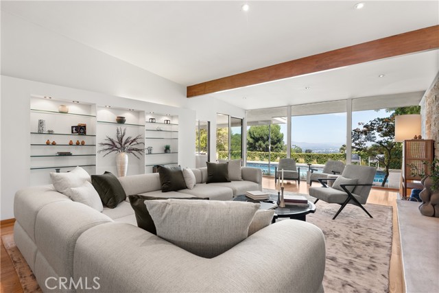 Detail Gallery Image 12 of 42 For 3511 Stonehill Pl, Sherman Oaks,  CA 91423 - 5 Beds | 3 Baths