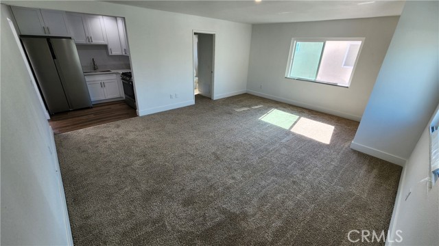 Very open/spacious feeling with great natural light and windows on two walls for cross breeze - especially with front door open