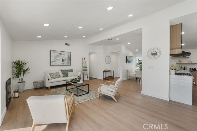 Detail Gallery Image 4 of 24 For 20656 Acre St, Winnetka,  CA 91306 - 3 Beds | 2 Baths