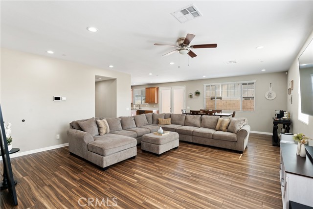 691 Lourdes Lane, Rialto CA: https://media.crmls.org/medias/9539c081-7776-44b6-81a7-ad3cbcf4d749.jpg