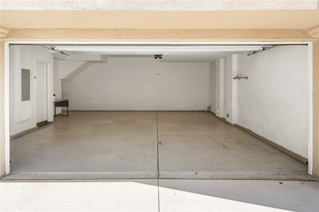 https://media.crmls.org/medias/953c95c9-7fbe-4e58-8501-915236ef068d.jpg?preset=X-Large