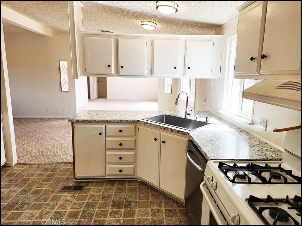 https://media.crmls.org/medias/953fc915-d57b-4d2a-94ee-3536100b3558.jpg?preset=X-Large