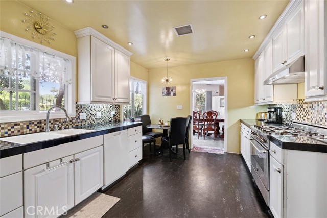 5800 Winnetka Avenue, Woodland Hills CA: https://media.crmls.org/medias/95424044-96a7-4b16-ba97-962cebc0594e.jpg