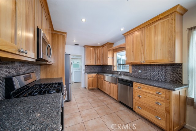 Detail Gallery Image 7 of 34 For 32616 Avenue   E, Yucaipa,  CA 92399 - 3 Beds | 3/1 Baths