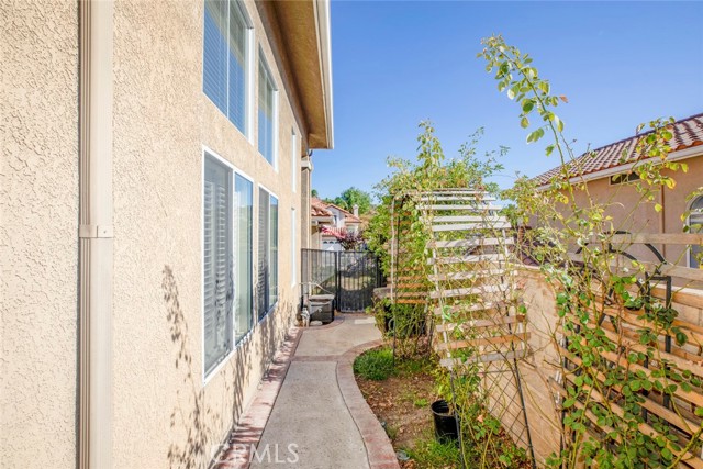 28741 Park Woodland Place, Saugus CA: https://media.crmls.org/medias/954751f1-b917-49fe-90e2-31151712b040.jpg