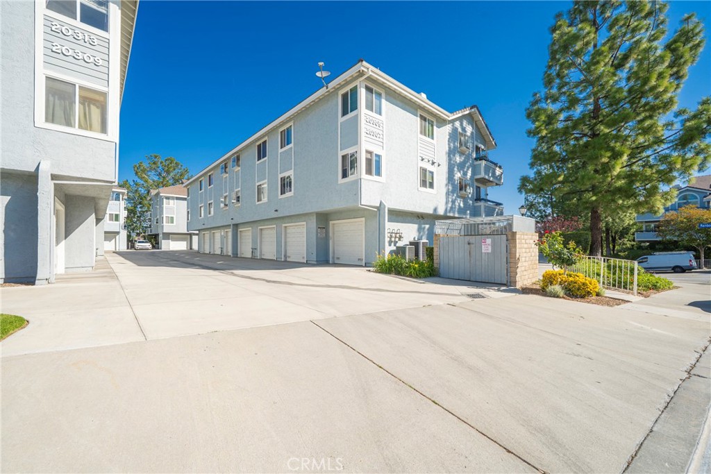 20305 Rue Crevier #585