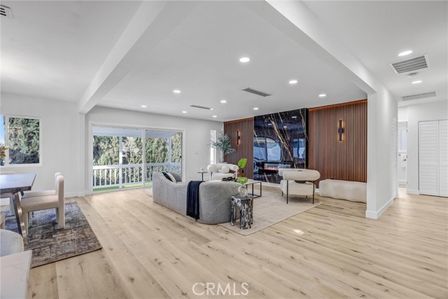 Detail Gallery Image 10 of 43 For 13021 Killion St, Sherman Oaks,  CA 91401 - 3 Beds | 2/1 Baths