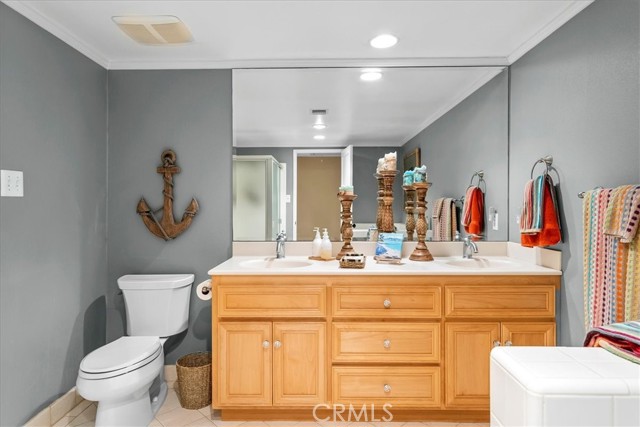 Spacious 2nd bathroom with double vanity, walk in shower and separate soaking tub
