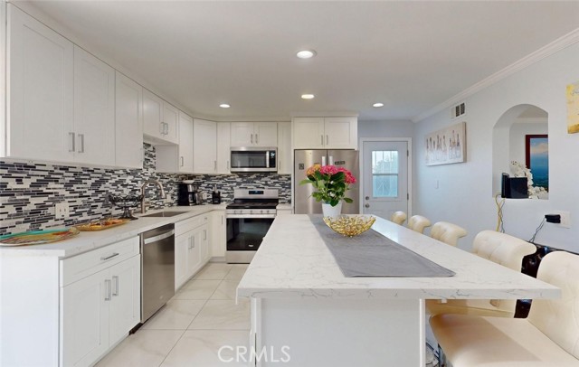 Detail Gallery Image 21 of 32 For 17891 Caledonia Cir, Huntington Beach,  CA 92647 - 5 Beds | 3/2 Baths