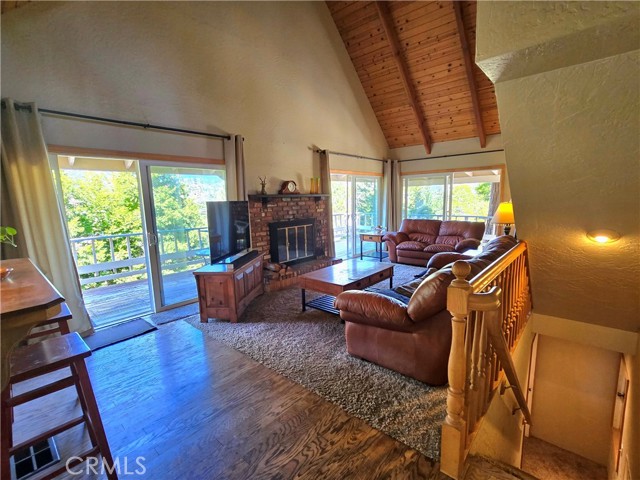 943 Grass Valley Road, Lake Arrowhead CA: https://media.crmls.org/medias/954d5634-ea20-4753-b41f-1d12de6a76b4.jpg
