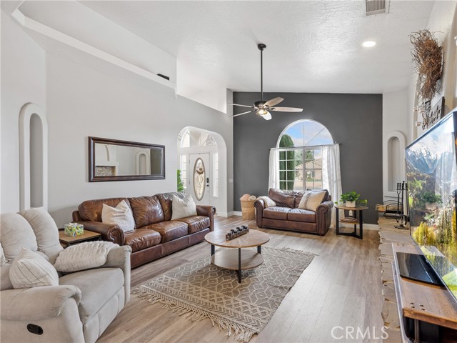 Detail Gallery Image 9 of 43 For 13290 Country Club Dr, Victorville,  CA 92395 - 3 Beds | 2 Baths