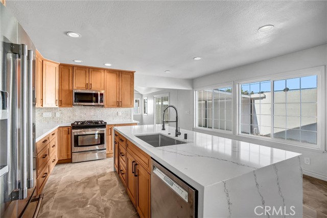 Detail Gallery Image 4 of 18 For 16741 Leafwood, Huntington Beach,  CA 92647 - 4 Beds | 2 Baths