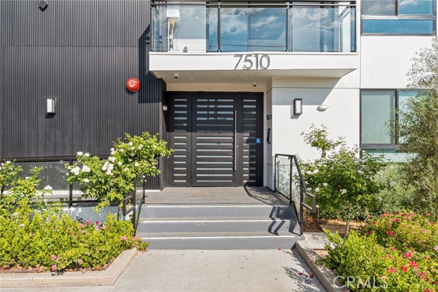 Detail Gallery Image 4 of 24 For 7510 Sepulveda Bld, Van Nuys,  CA 91405 - 3 Beds | 2 Baths