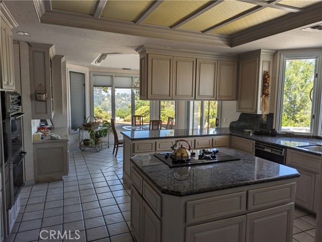 Detail Gallery Image 11 of 36 For 4015 Clarinda Dr, Tarzana,  CA 91356 - 4 Beds | 3/1 Baths