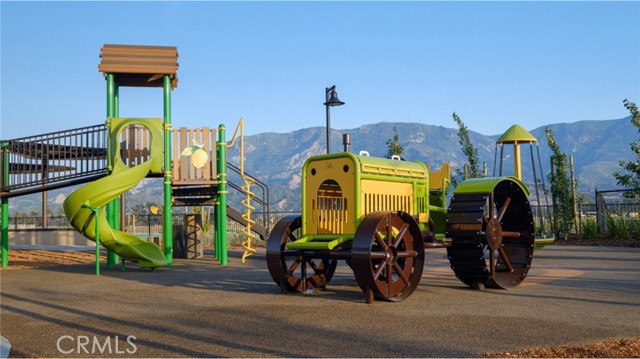 Detail Gallery Image 6 of 7 For 2213 Aneto Way, Santa Paula,  CA 93060 - 3 Beds | 2/1 Baths