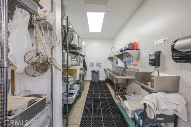 15602 Ventura Boulevard, Encino CA: https://media.crmls.org/medias/95558961-516e-4daa-94a7-8ee2139f96e9.jpg