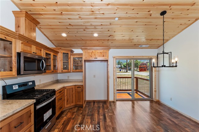 Detail Gallery Image 12 of 32 For 878 Fir Ln, Big Bear City,  CA 92314 - 3 Beds | 2 Baths