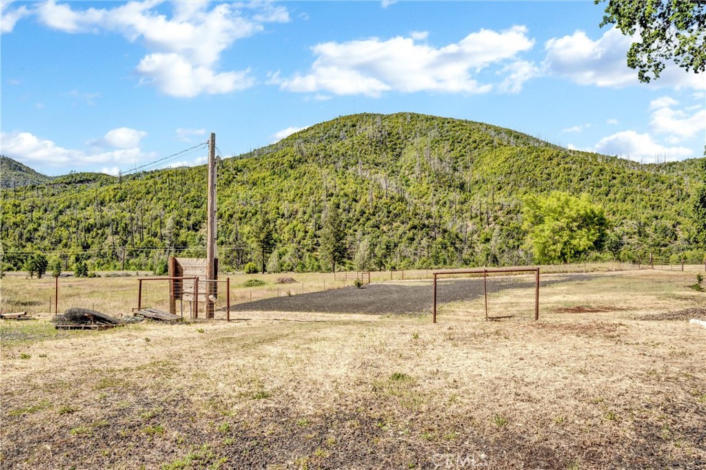 https://media.crmls.org/medias/9556e455-da7c-4648-992b-a70319352d8e.jpg?preset=X-Large