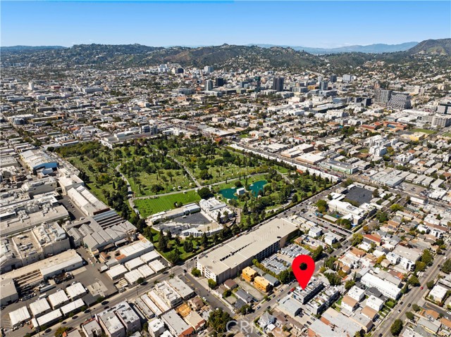 922 N Ridgewood Pl, Los Angeles CA: https://media.crmls.org/medias/9558657e-599a-4fae-929e-e971f1941227.jpg