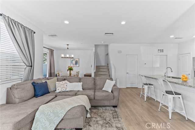 Detail Gallery Image 3 of 36 For 2350 S via Esplanade #31,  Ontario,  CA 91762 - 3 Beds | 2/1 Baths