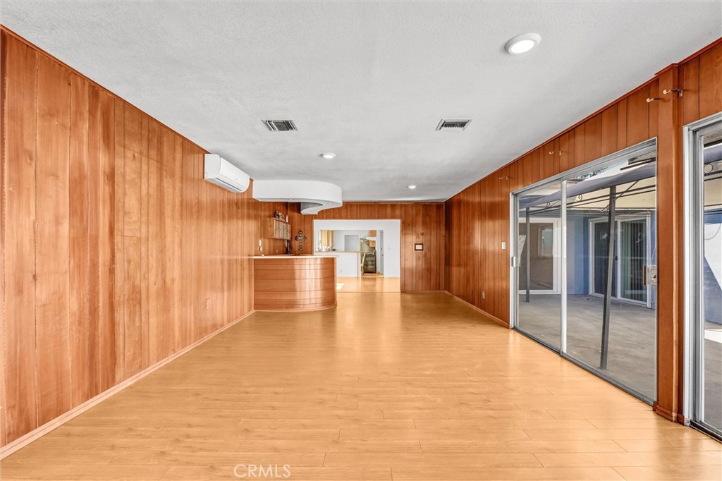 https://media.crmls.org/medias/955de9ee-7266-4f00-b3c1-70dba6a273a0.jpg?preset=X-Large