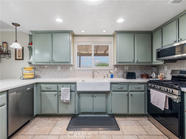 Detail Gallery Image 15 of 46 For 14427 Holly Dr, Victorville,  CA 92395 - 4 Beds | 2 Baths