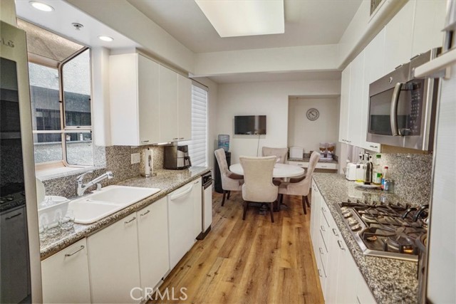 Detail Gallery Image 5 of 15 For 1819 Holmby #104,  Los Angeles,  CA 90025 - 2 Beds | 3 Baths