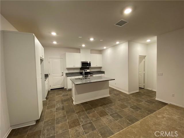 Detail Gallery Image 2 of 17 For 5630 Altamura Way, Fontana,  CA 92336 - 3 Beds | 2/1 Baths