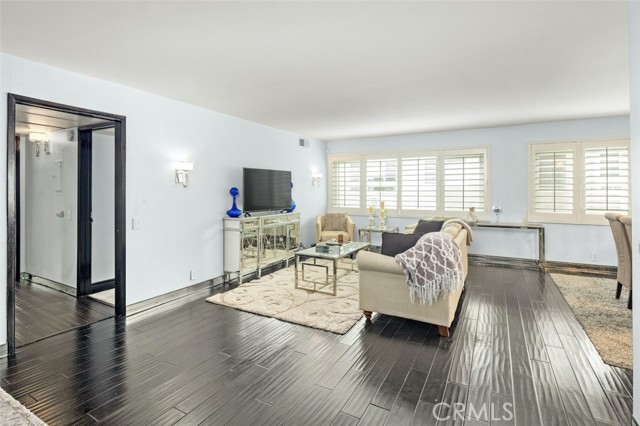 Detail Gallery Image 9 of 26 For 1121 N Olive Dr #209,  West Hollywood,  CA 90069 - 2 Beds | 2 Baths