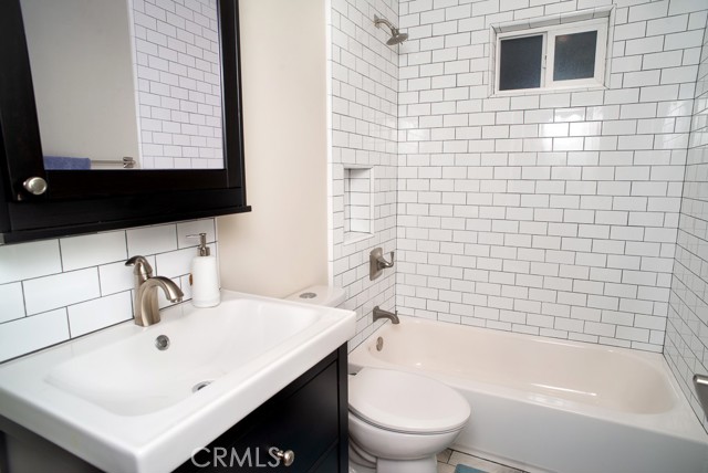 Detail Gallery Image 12 of 16 For 6458 Hanna Ave, Woodland Hills,  CA 91303 - 3 Beds | 3 Baths