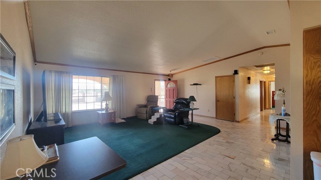 Detail Gallery Image 5 of 57 For 8756 Oakwood Ave, Hesperia,  CA 92345 - 7 Beds | 6 Baths