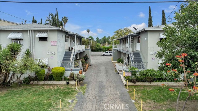 6862 Hazeltine Avenue, Van Nuys CA: https://media.crmls.org/medias/956d7f7f-9641-4460-9945-6905f881f4f9.jpg