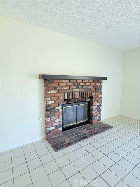 Detail Gallery Image 4 of 15 For 12054 Suzanne Dr, Fontana,  CA 92337 - 3 Beds | 2/1 Baths